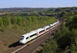 Ein  ICE 3 der Baureihe 407 auf der SFS Köln-Rhein/Main bei Thomasberg.