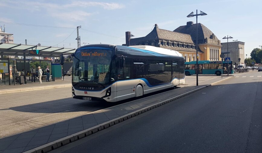 Ein Elektrobus des französischen Herstellers Heuliez in Frankfurt.