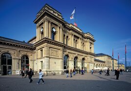 Der Vorplatz des Mainzer Hauptbahnhofes mit dem Hauptgebäude im Hintergrund.