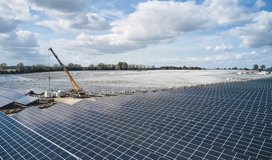 Der gerade entstehende Solarstrompark in Gaarz bei Plau am See in Mecklenburg-Vorpommern.