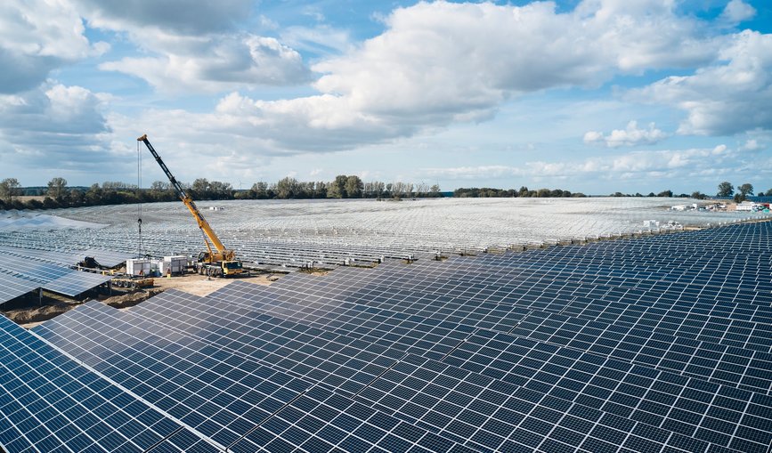 Der gerade entstehende Solarstrompark in Gaarz bei Plau am See in Mecklenburg-Vorpommern.
