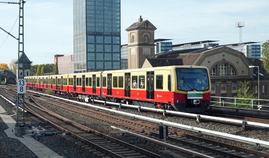 Die S-Bahn auf ihrem Weg durch Berlin.