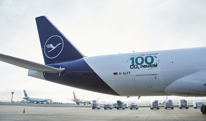 Lufthansa Cargo und DB Schenker starten die ersten CO2-neutralen Frachtflüge.