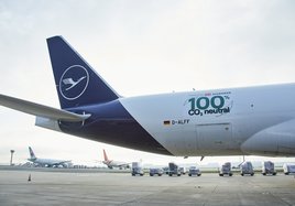 Lufthansa Cargo und DB Schenker starten die ersten CO2-neutralen Frachtflüge.