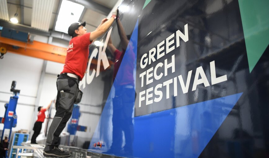 Baureihe 101 der DB wirbt für das GREENTECH FESTIVAL.