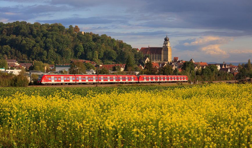 S-Bahn Stuttgart mit zwei Triebwagen der Baureihe 430 vor der Kulisse von Herrenberg.