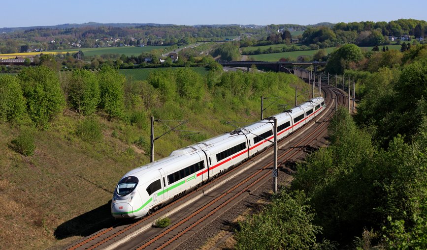 Ein  ICE 3 der Baureihe 407 auf der SFS Köln-Rhein/Main bei Thomasberg.
