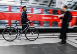 Ein Mann schiebt sein Fahrrad über den Bahnsteig im Berliner Hauptbahnhof.