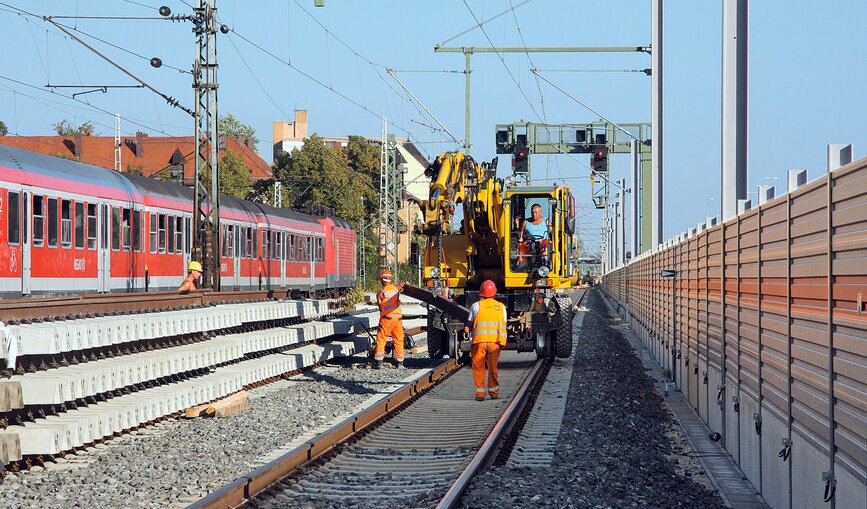 Arbeiten an einer Schallschutzwand am Gleis.