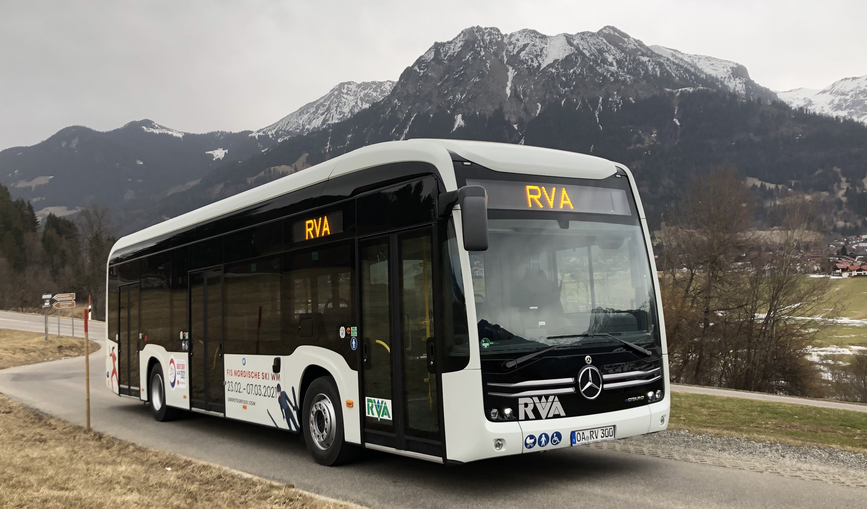 Einer der neuen Elektrobusse auf seiner Fahrt durch das bayrische Oberstdorf.