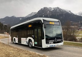 Einer der neuen Elektrobusse auf seiner Fahrt durch das bayrische Oberstdorf.