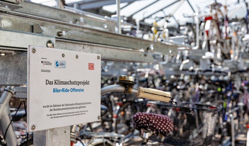Durch die Bike+Ride-Offensive entstehen bundesweit sichere Fahrradstellplätze an Bahnhöfen.