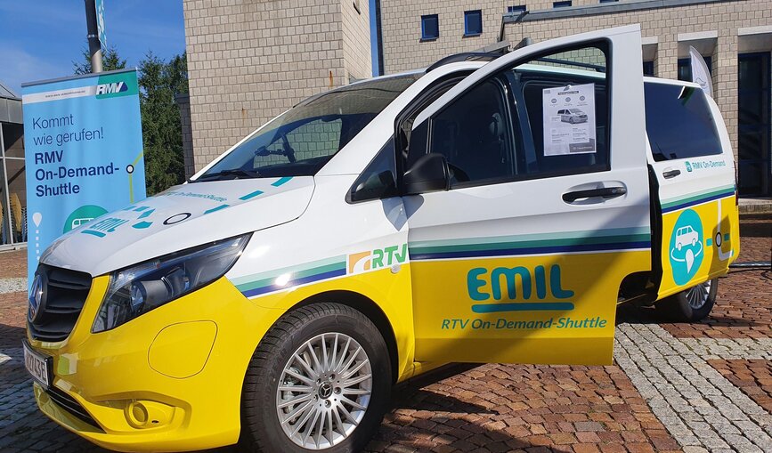 Statt nach festem Fahrplan ist EMIL einfach über die App buchbar und kurz nach der Bestellung bereits vor Ort.