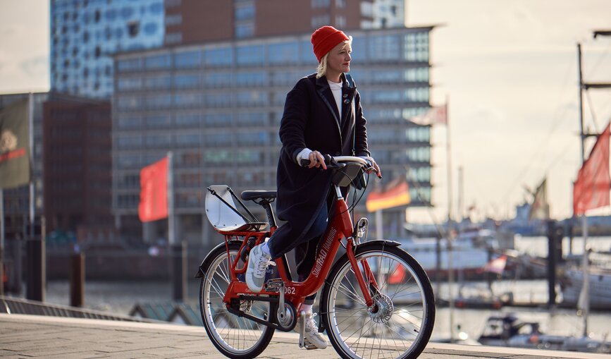 	Frau fährt mit einem Fahrrad