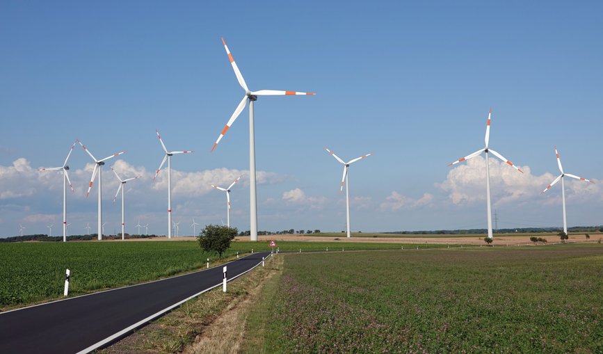 Grünstrom aus zwei Windparks in Niedersachsen ergänzen zukünftig den Bahnstrommix der Deutschen Bahn. 