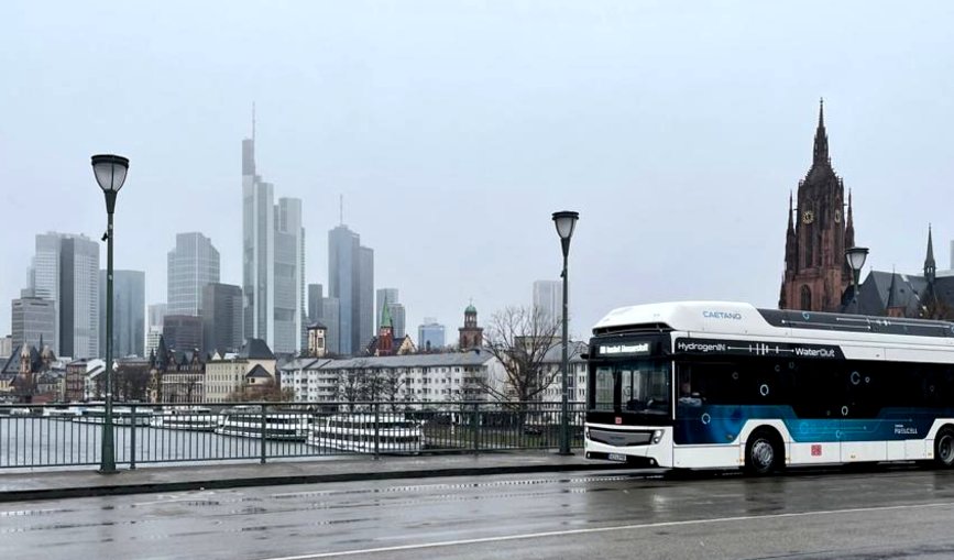 Der Wasserstoffbus "H2.City Gold" im Test in Frankfurt am Main.
