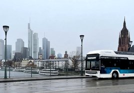 Der Wasserstoffbus "H2.City Gold" im Test in Frankfurt am Main.