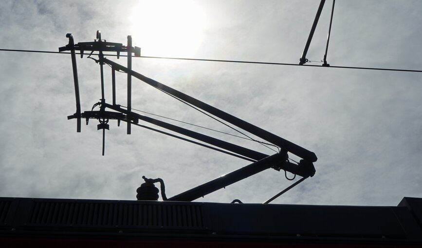 Alle Masten stehen und die Oberleitungen sind installiert und stehen unter Strom.