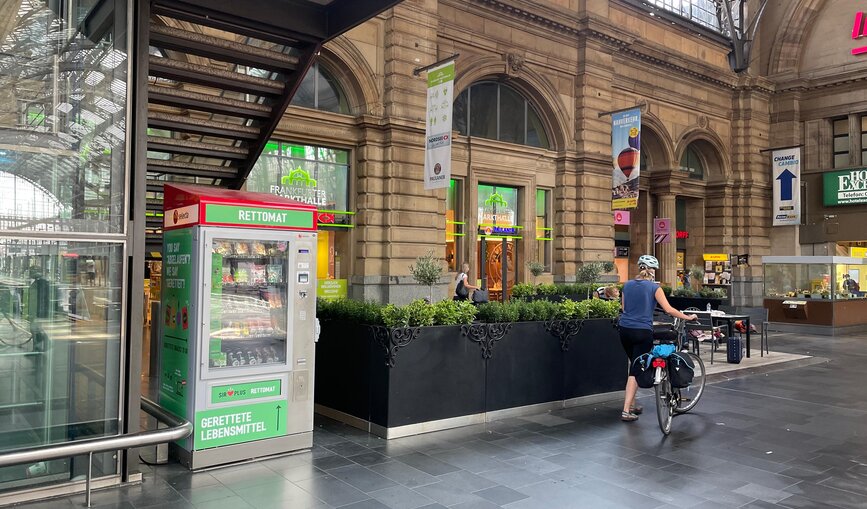 Im Angebot: Bio- und Superfood-Snacks wie Nüsse oder Proteinriegel. Auch Getränke hält der Automat bereit.