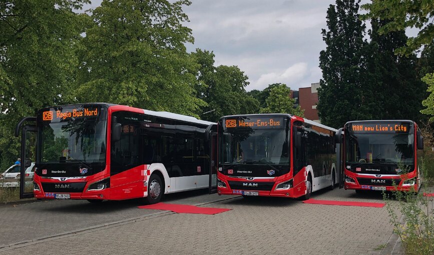 Die Hybridbusse fahren energieeffiziente, schadstoffarmer und erzeugen weniger Lärm im Vergleich zu Dieselbussen.