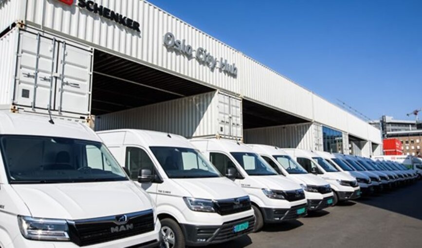Elektrische Vans auf dem Hof des Oslo City Hubs.
