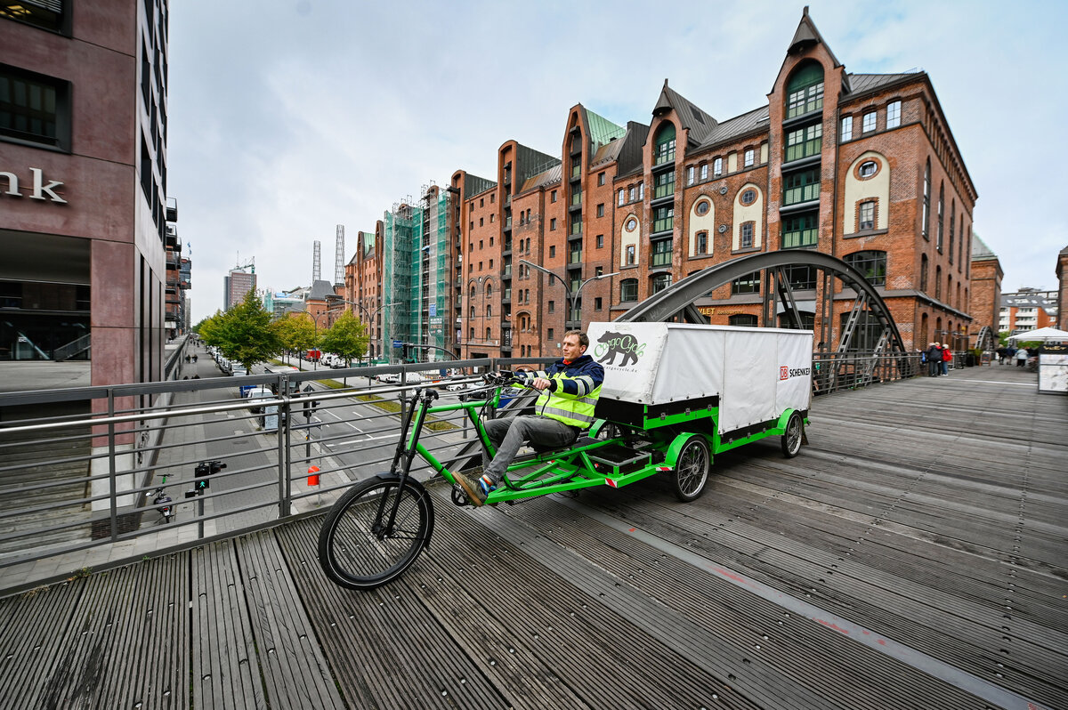 Trotz einer Länge von 6,50 Meter ist der Megaliner sehr wendig. Das macht den Transport in der Innenstadt leichter. | © DB Schenker/ Max Lautenschläger