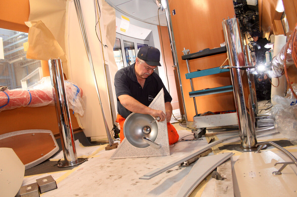 Ein Mitarbeiter modernisiert den Innenraum eines ICE3-Zugs. | © DB AG / C3-aw
