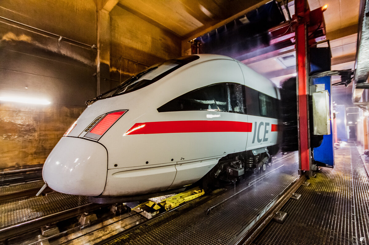 Ein ICE-Zug kommt aus der Waschanlage. | © DB AG / Hartmut-Joachim Sigrist