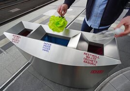 Die umstrukturierten Abfalleimer an Bahnhöfen: Getrennt wird in Papier und Restmüll.