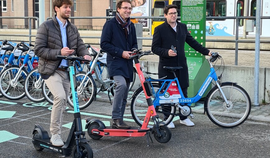 Dr. Philipp Henzgen, Projektleiter Mobilität bei Smart City, Nikolaus Hebding, Leiter des Bahnhofsmanagements Stuttgart, und Dr. Dirk Rothenstein, Vorsitzender der Geschäftsleitung der S-Bahn Stuttgart, stellten das Konzept des ersten Mobility Hub am Bahnhof Stuttgart-Vaihingen vor. 