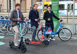 Dr. Philipp Henzgen, Projektleiter Mobilität bei Smart City, Nikolaus Hebding, Leiter des Bahnhofsmanagements Stuttgart, und Dr. Dirk Rothenstein, Vorsitzender der Geschäftsleitung der S-Bahn Stuttgart, stellten das Konzept des ersten Mobility Hub am Bahnhof Stuttgart-Vaihingen vor. 