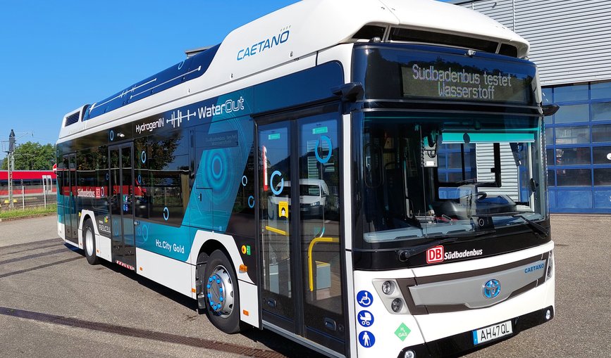Der vom portugiesischen Hersteller CaetanoBus ausgeliehene Wasserstoffbus ist insgesamt vier Wochen lang auf allen Linien im Landkreis unterwegs.