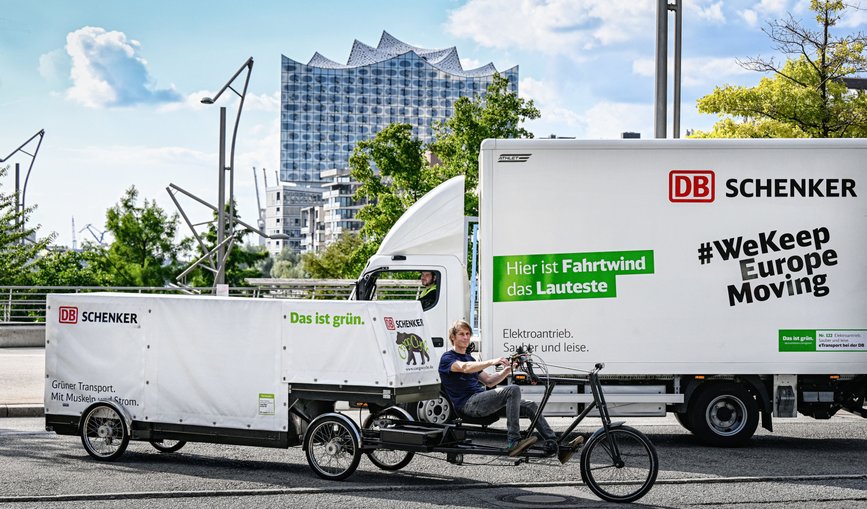 Wo zuvor noch zwei 7,5-Tonnen schwere Diesel-Lkw Waren innerhalb Hamburgs von A nach B transportierten, fahren nun zwei umweltfreundliche Liefermobile.
