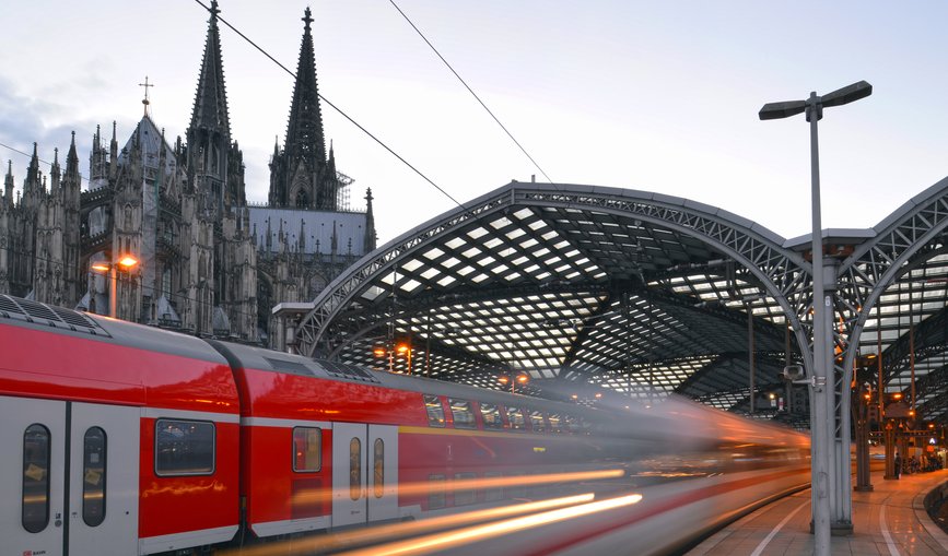 Zug fährt in den Kölner Hauptbahnhof ein
