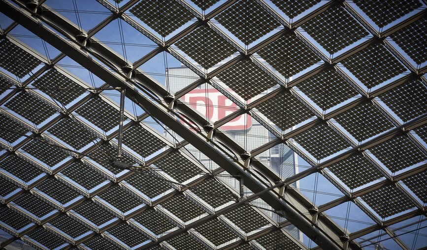 Der Bahn-Tower, die Zentrale der Deutschen Bahn AG in Berlin