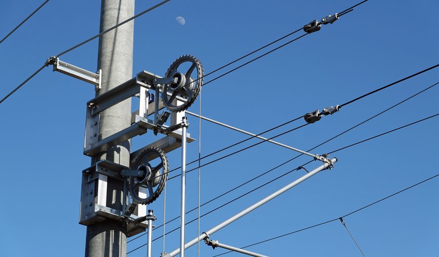 Elektrifizierte Hauptstrecke im Netz der DB - Fahrleitungsspanner