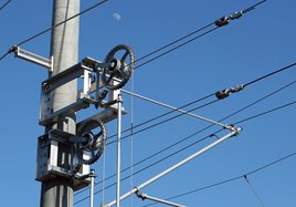 Elektrifizierte Hauptstrecke im Netz der DB - Fahrleitungsspanner