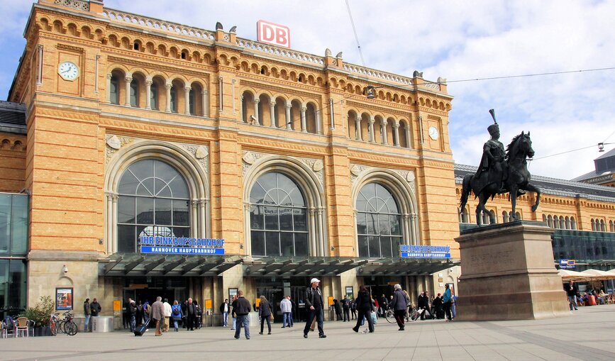 Der Hannover Hauptbahnhof mit dem Empfangsgebäude "Ihr Einkaufsbahnhof".