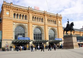 Der Hannover Hauptbahnhof mit dem Empfangsgebäude "Ihr Einkaufsbahnhof".