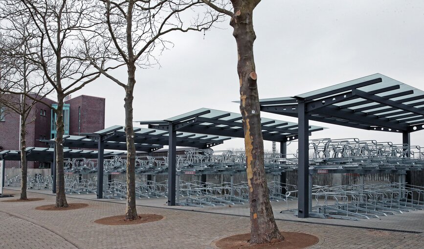 Neue Fahrradparkplätze am Bahnhof Hockenheim.