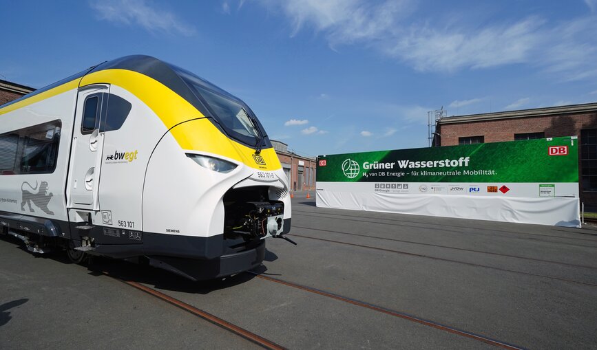 Der neue Wasserstoffzug Mireo Plus H wird von der Deutschen Bahn und Siemens Mobility präsentiert. 