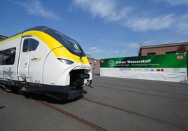 Der neue Wasserstoffzug Mireo Plus H wird von der Deutschen Bahn und Siemens Mobility präsentiert. 