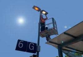 Elektriker beim Umbau der Bahnhofsleuchten in Siegburg auf LED