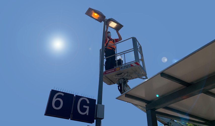 Elektriker beim Umbau der Bahnhofsleuchten in Siegburg auf LED