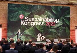 Joschka Fischer am Rednerpult des Sustainability Kongress 2022