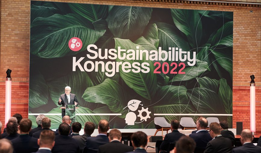 Joschka Fischer am Rednerpult des Sustainability Kongress 2022