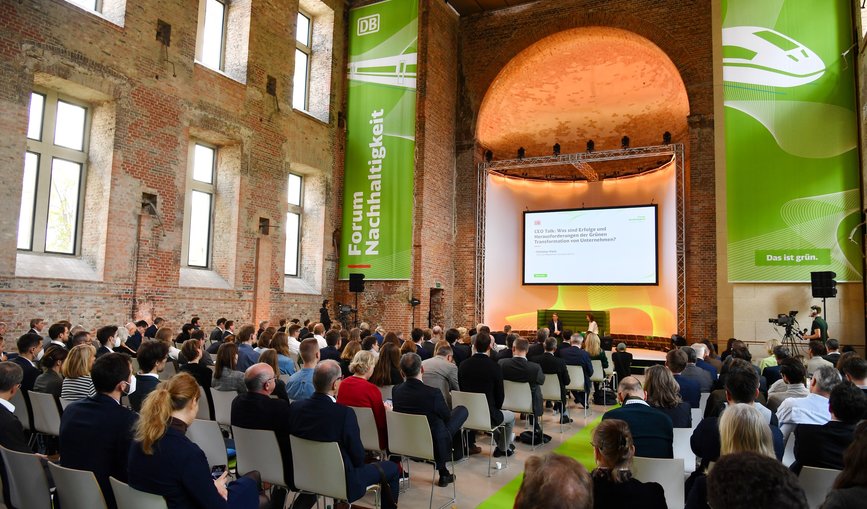 Entscheidungsträger:innen diskutieren beim Forum Nachhaltigkeit der DB