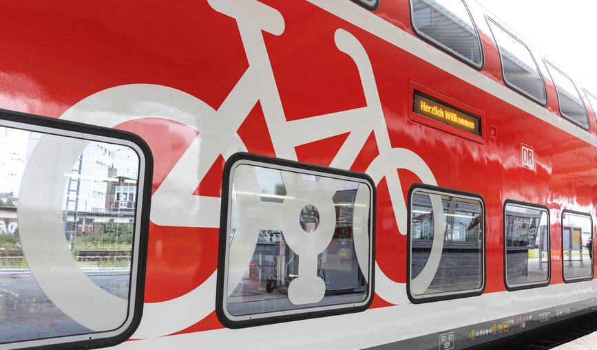 Fahrradabteil eines DB Regio von außen mit großem Fahrrad-Logo