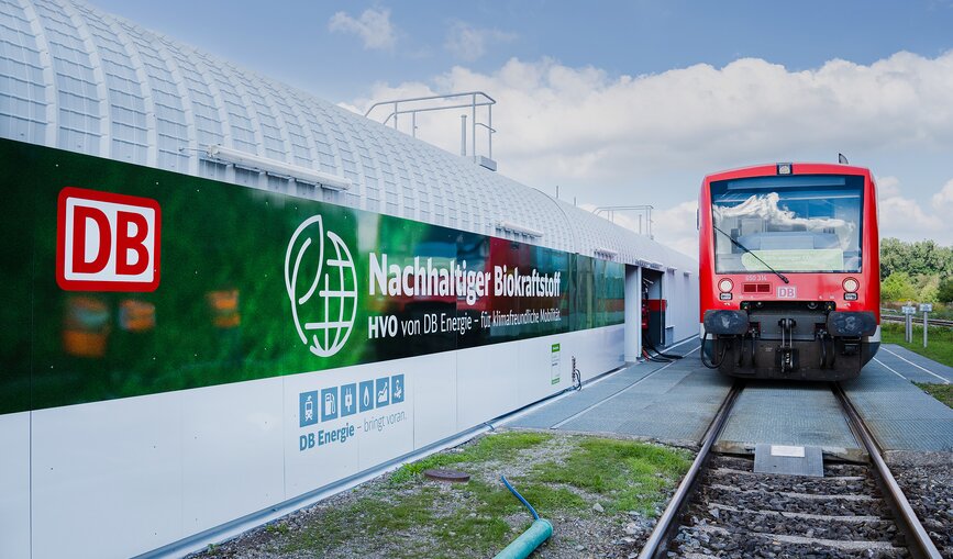 Ein wasserstoffbetriebener Zug fährt in einen Bahnhof ein.