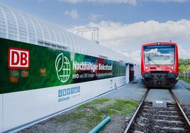 Ein wasserstoffbetriebener Zug fährt in einen Bahnhof ein.